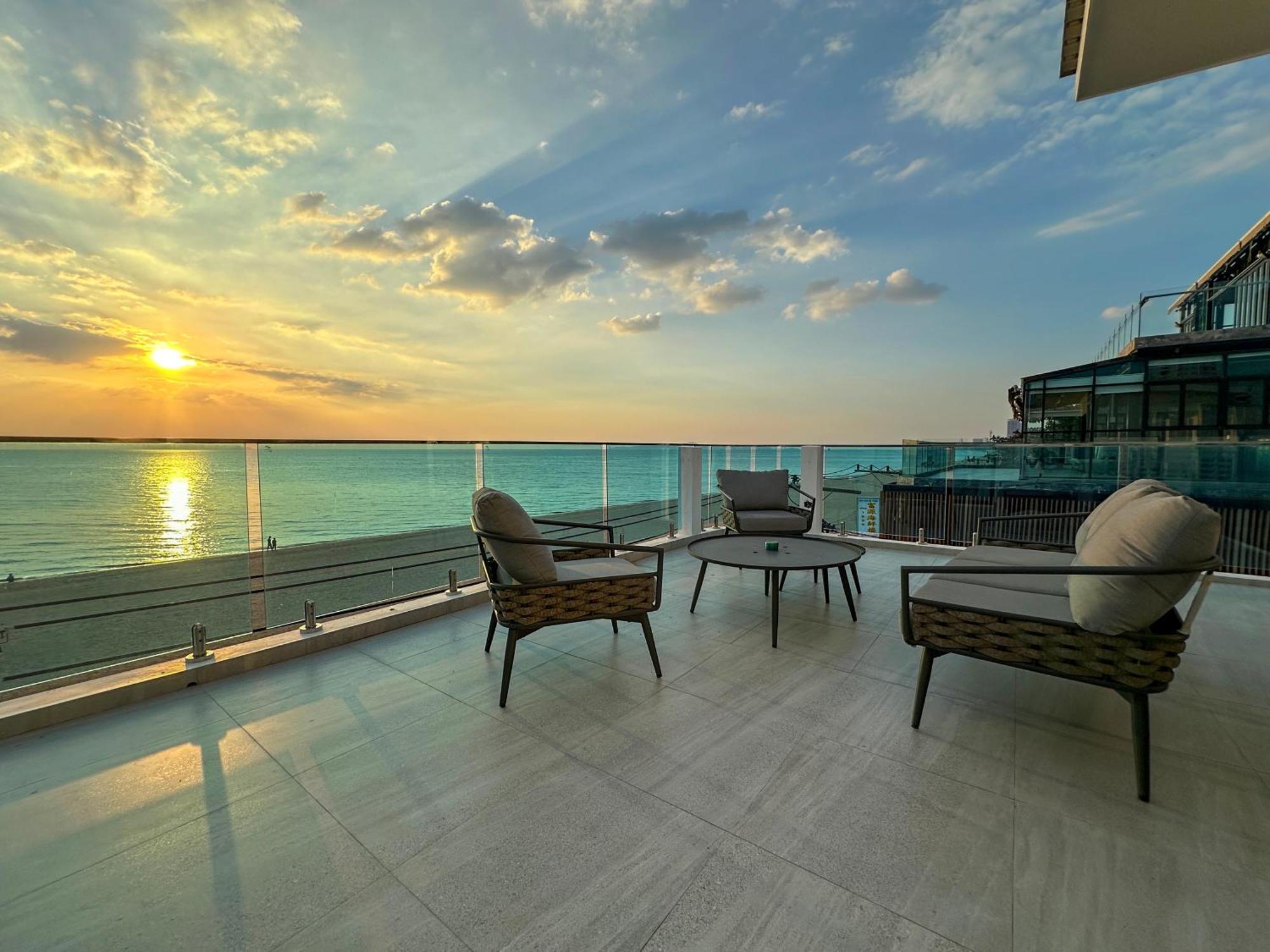 Stunning Beachfront View Luxurious Apartment 40 Bãi biển Jomtien Ngoại thất bức ảnh