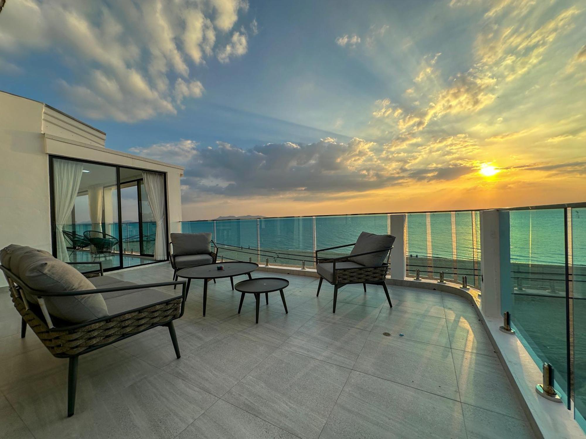 Stunning Beachfront View Luxurious Apartment 40 Bãi biển Jomtien Ngoại thất bức ảnh